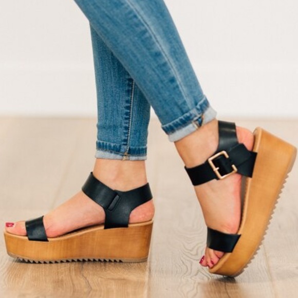 Black Platform strappy sandal - Picture 4 of 5